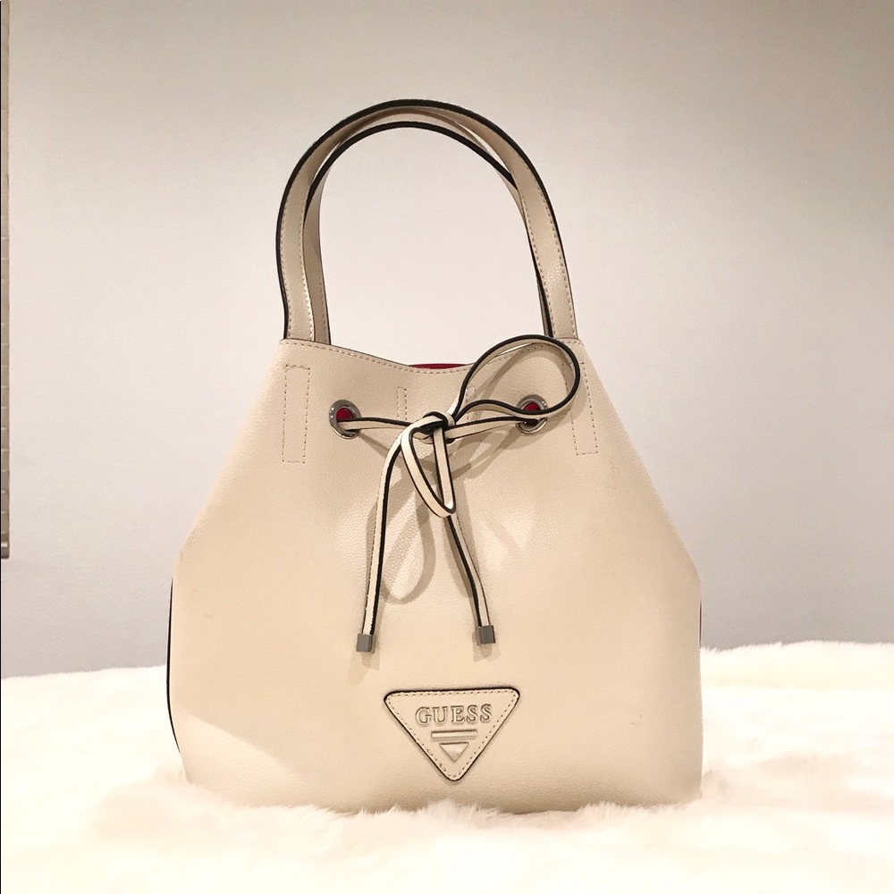 Guess purse with shoulder strap.